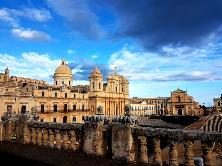 View_of_Noto,_in_Sicily_-_Cathedral_and_Chiesa_di_San_Francesco_d'Assisi_all'Immacolata